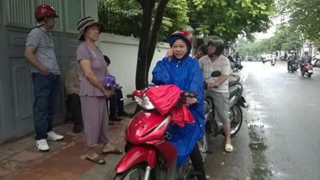 Sĩ tử đội mưa làm thủ tục thi ĐH đợt 2